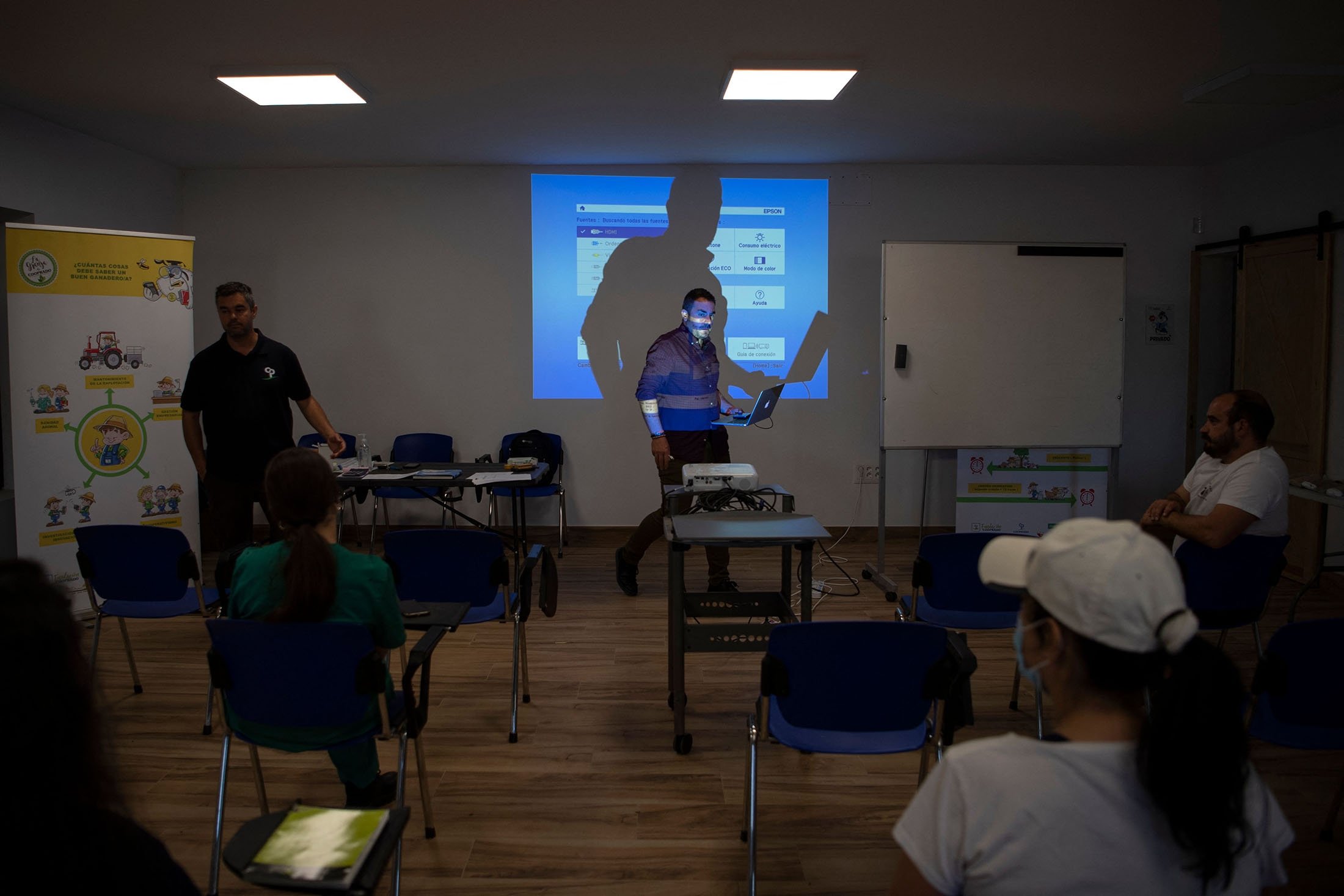 Veterinarian Jurgen Robledo (C) gives a class at Cooprado farm's shepherding school in Casar de Caceres, Spain, May 13, 2022. (AFP Photo)