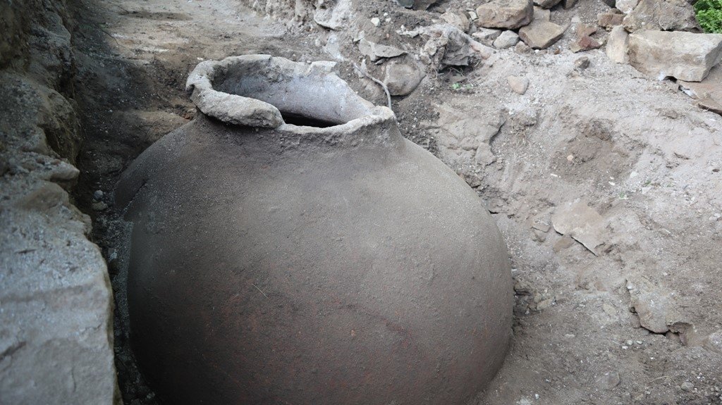 Pemandangan pithos yang ditemukan di kota kuno Prusias ad Hypium, Düzce, barat laut Turki, 8 Juli 2022. (Foto IHA)