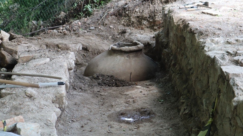 Pemandangan pithos yang ditemukan di kota kuno Prusias ad Hypium, Düzce, barat laut Turki, 8 Juli 2022. (Foto IHA)