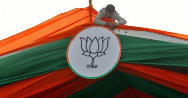 A man installs the symbol of India&#039;s ruling Bharatiya Janata Party (BJP) on a tent during an election campaign rally by the party in Prayagraj, India, Feb. 24, 2022. (Reuters Photo)