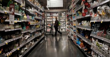People shop at a grocery store in New York City, U.S., May 12, 2022. (AFP Photo)
