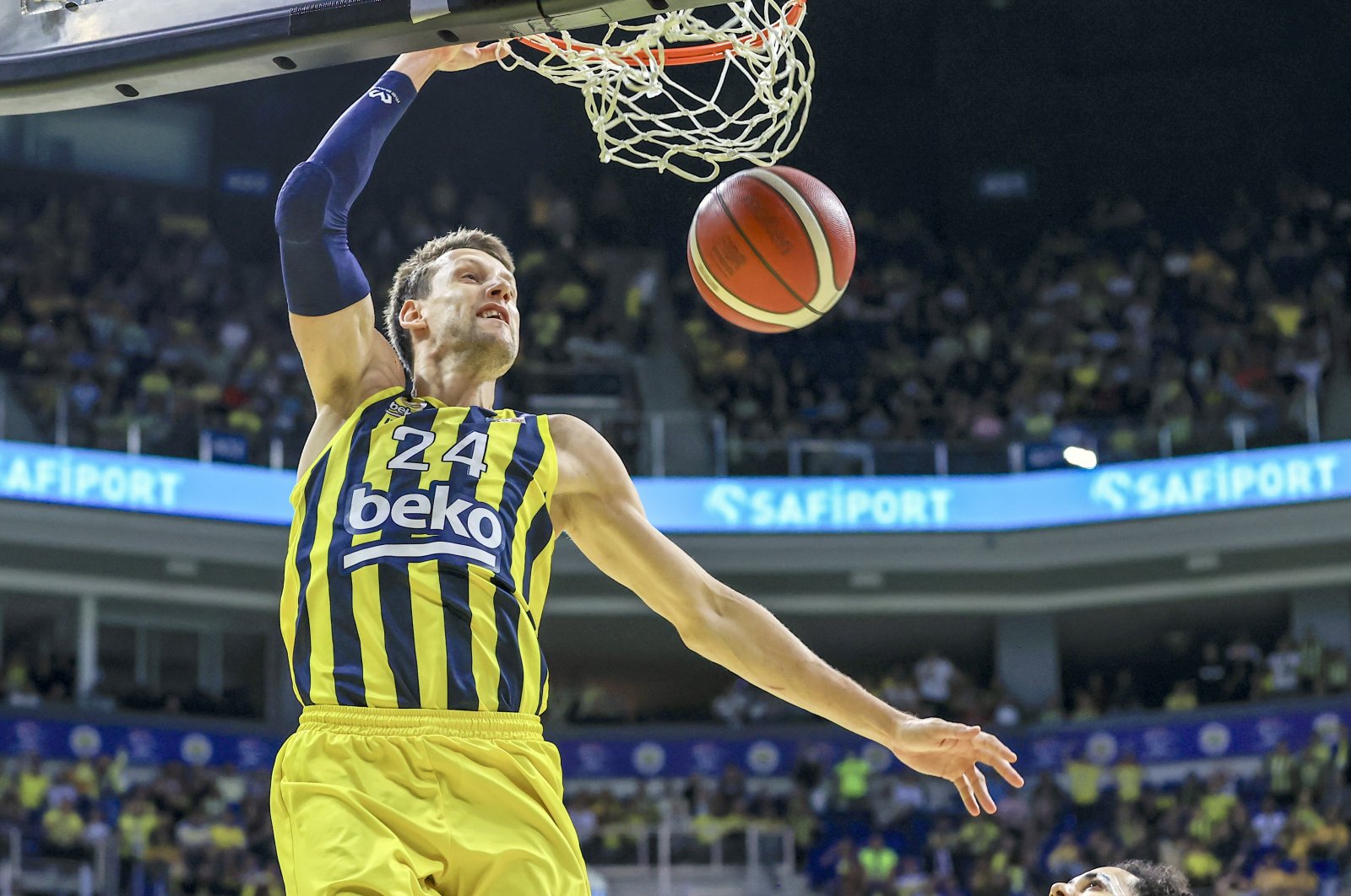 Fenerbahçe mengalahkan Efes di pertandingan pembuka Final Süper Lig Bola Basket