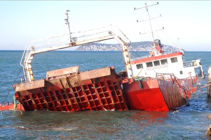 Pemerintah Turki bergerak untuk menyingkirkan kapal-kapal karam yang mengganggu laut