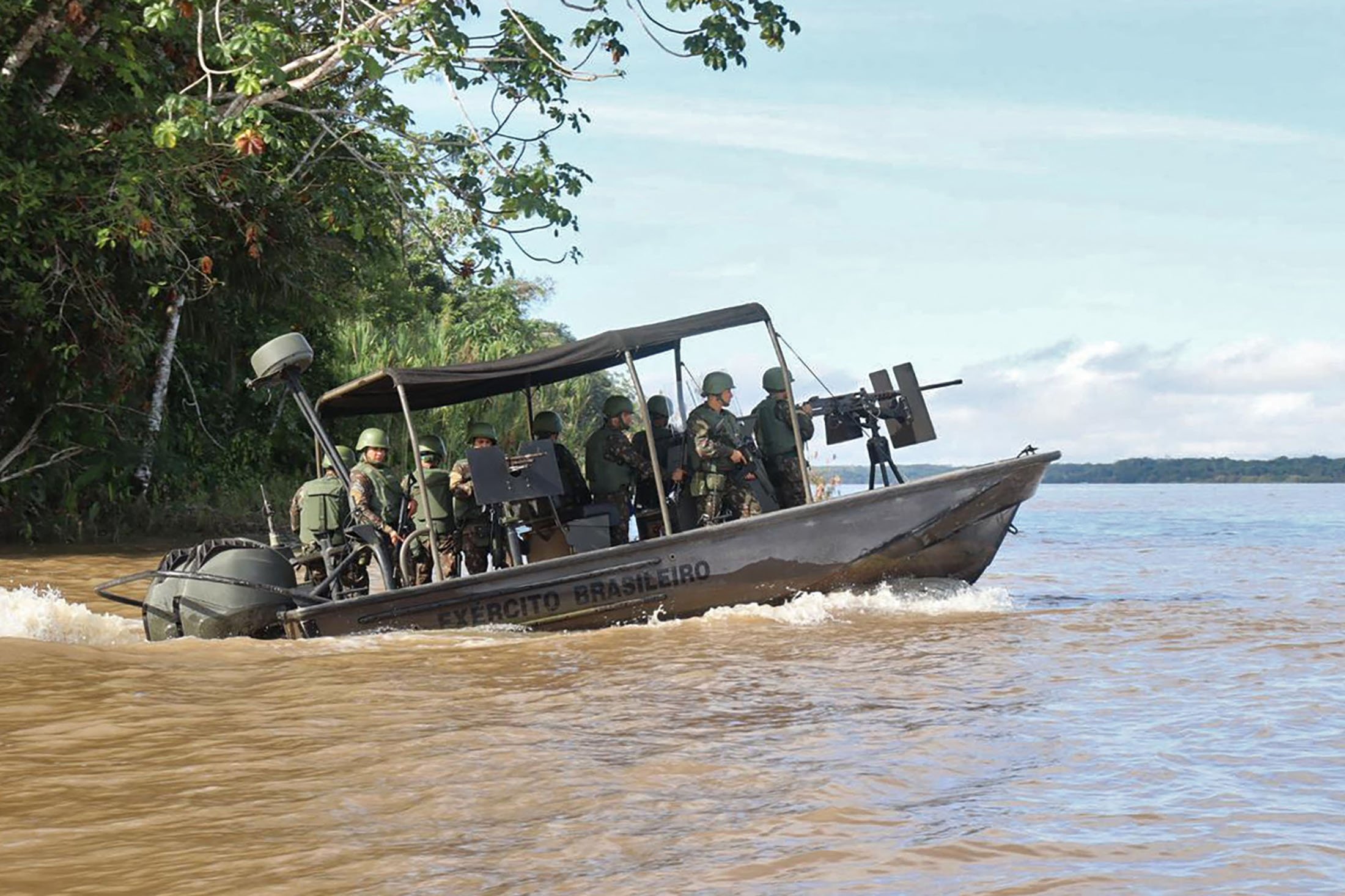 Sebuah tim penyelamat yang ditugaskan dengan misi menemukan jurnalis Inggris yang hilang Dom Philipps dan ahli Pribumi Brasil Bruno Pereira di sungai Javari di negara bagian Acre, Brasil, di perbatasan dengan Peru, 7 Juni 2022. (Komando Militer Amazon via AFP)
