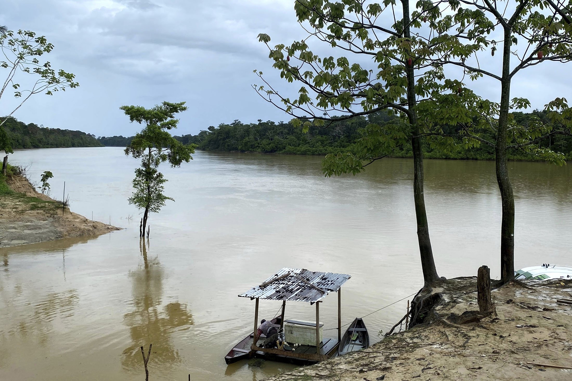 Sungai Itaquai mengalir melalui wilayah Vale do Javari di negara bagian Amazonas, Brasil, 16 Juni 2021. (AP Photo)