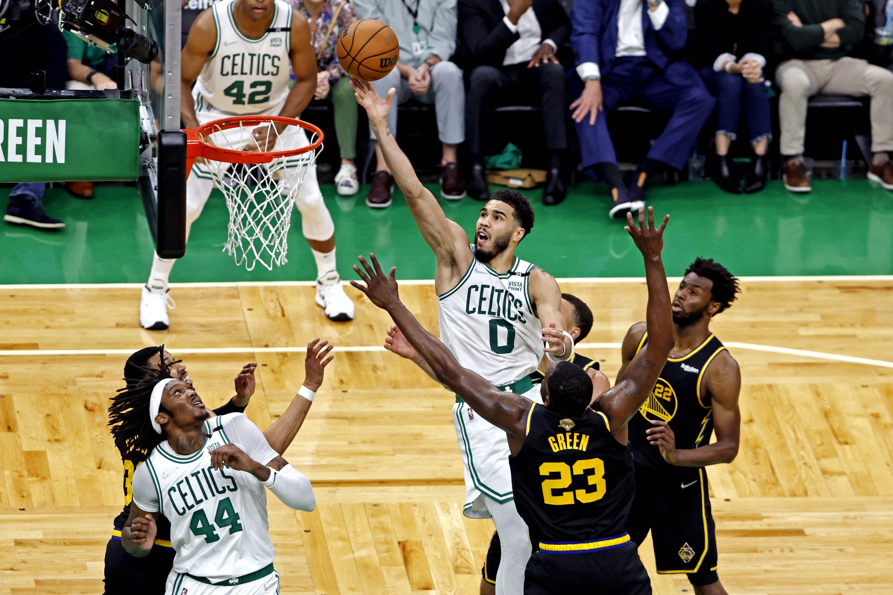 Penyerang Celtics Jayson Tatum (tengah) menembak bola ke gawang Warriors pada Game 3 Final NBA 2022, Boston, AS, 8 Juni 2022. (Foto Reuters)
