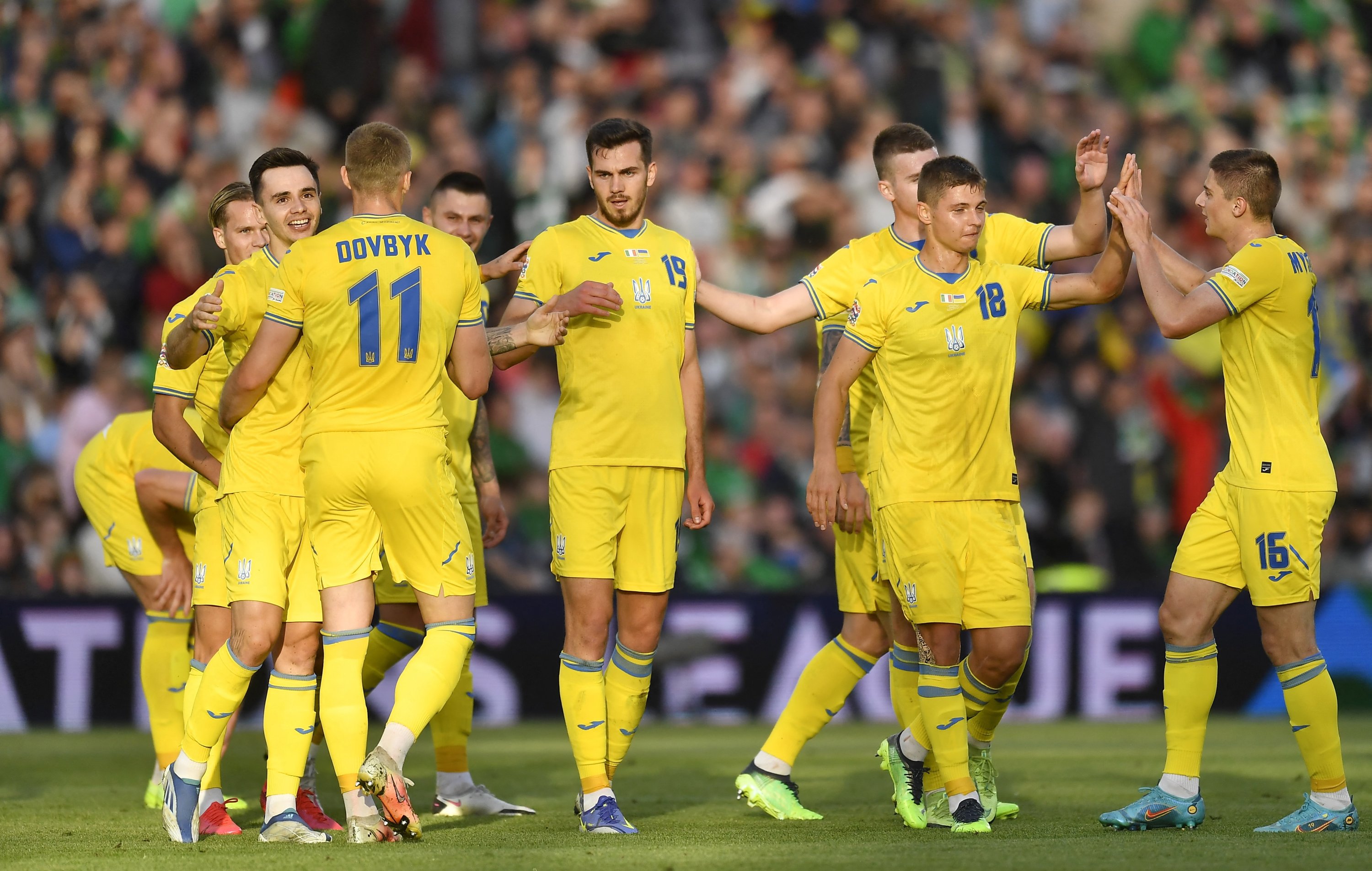 Pemain Ukraina merayakan gol ke gawang Irlandia dalam pertandingan UEFA Nations League, Dublin, Irlandia, 8 Juni 2022. (Foto Reuters)