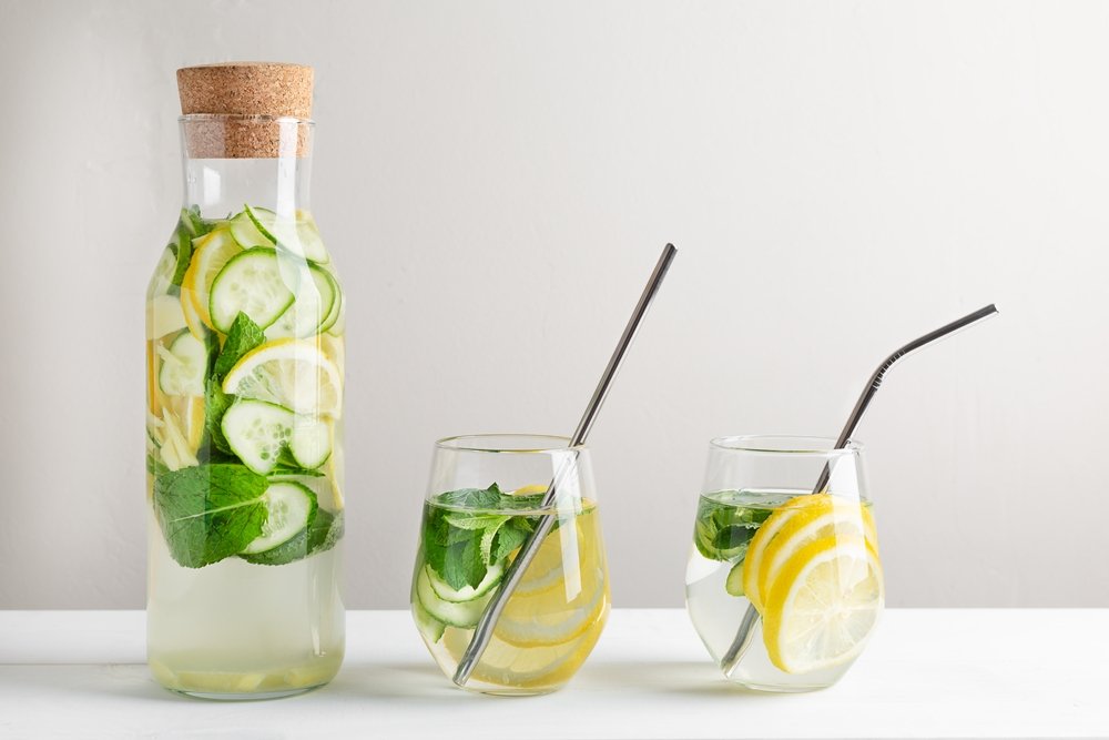 Infused water dengan lemon, mint, mentimun, dan jahe dalam gelas.  (Foto Shutterstock)