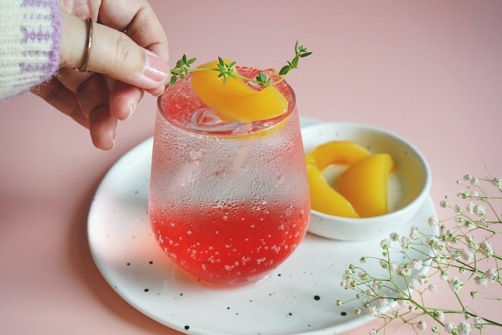 Irisan buah persik dalam segelas air soda.  (Foto Shutterstock)