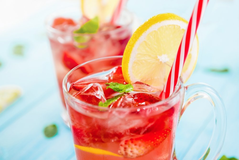 Salah satu minuman paling berwarna dan menyegarkan untuk musim panas adalah limun stroberi.  (Foto Shutterstock)