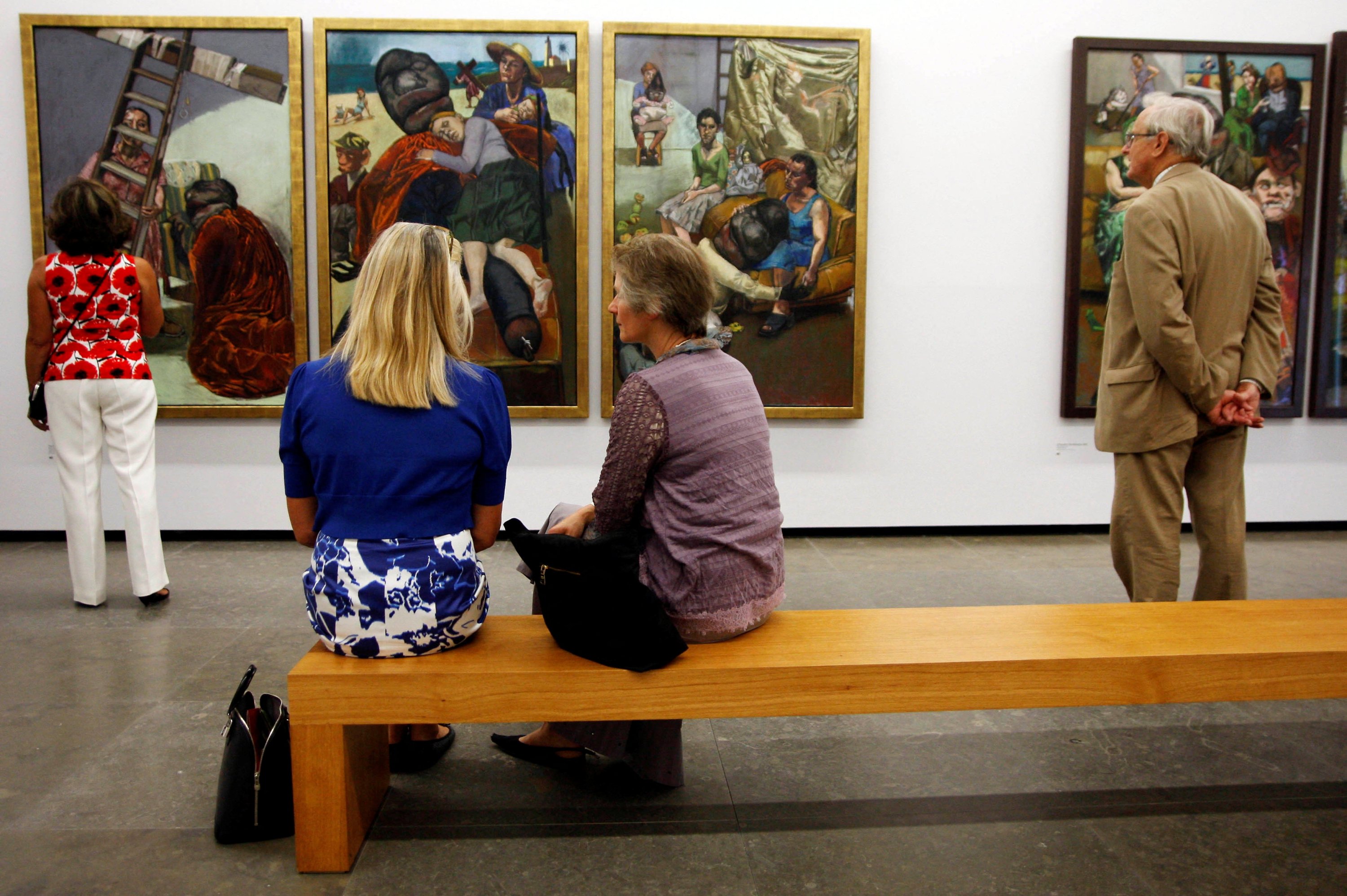 Visitors look at paintings by Portuguese artist Paula Rego at the artist's new gallery Casa das Historias (Stories House) in Cascais, Lisbon Portugal, Sept.  18, 2009. (Reuters Photo)