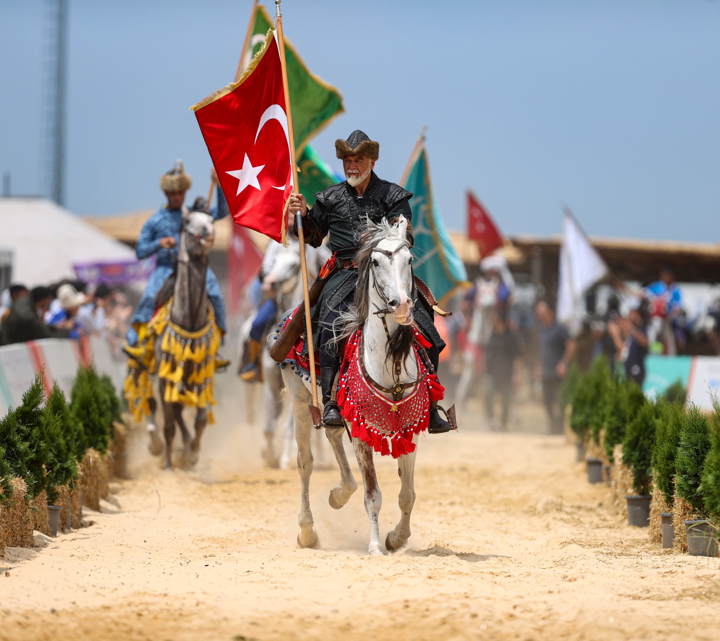 Seorang penunggang kuda dengan pakaian tradisional membawa bendera Turki di Festival Budaya Ethnosports ke-5, Istanbul, Turki, 9 Juni 2022. (AA Photo)