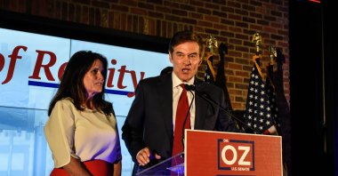 Mehmet Öz greets supporters in Newtown, Pennsylvania, United States, May 17, 2022. (AFP PHOTO) 