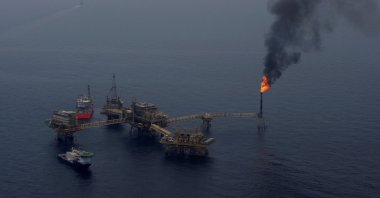 A fuel burner is seen at Mexico's state-run oil monopoly Pemex platform "Ku Maloob Zaap" in the northeast marine region in the Bay of Campeche in the Gulf of Mexico, April 19, 2013. (Reuters Photo)