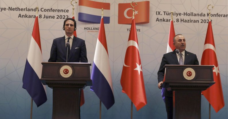 Ο Τούρκος υπουργός Εξωτερικών Mevlut Cavusoglu (R) και ο Wopke Hoekstra, Υπουργός Εξωτερικών του Βασιλείου των Κάτω Χωρών, μιλούν στα μέσα ενημέρωσης μετά την ένατη συνάντηση της διμερούς διάσκεψης Τουρκίας-Ολλανδίας (Wittenburg), στην Άγκυρα της Τουρκίας, Τετάρτη, Ιουνίου 8, 2022. (AP Photo/Burhan Ozbilici)