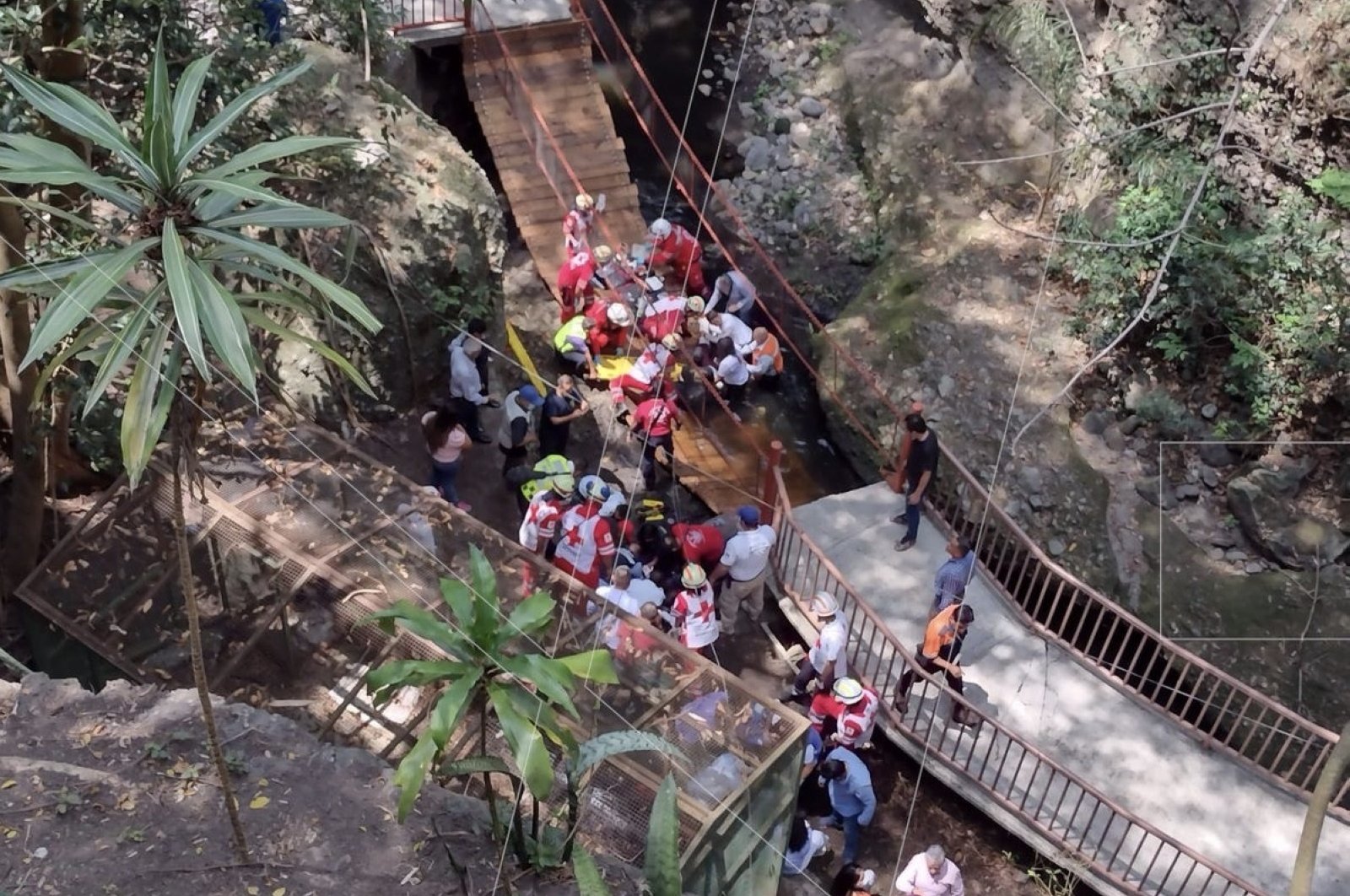 Jembatan ambruk saat pelantikan walikota di Meksiko