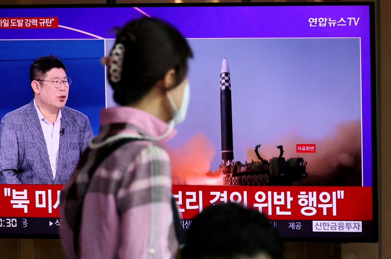 A woman watches a TV broadcasting a news report on North Korea&#039;s launch of three missiles including one thought to be an intercontinental ballistic missile (ICBM), in Seoul, South Korea, May 25, 2022. (Reuters Photo)