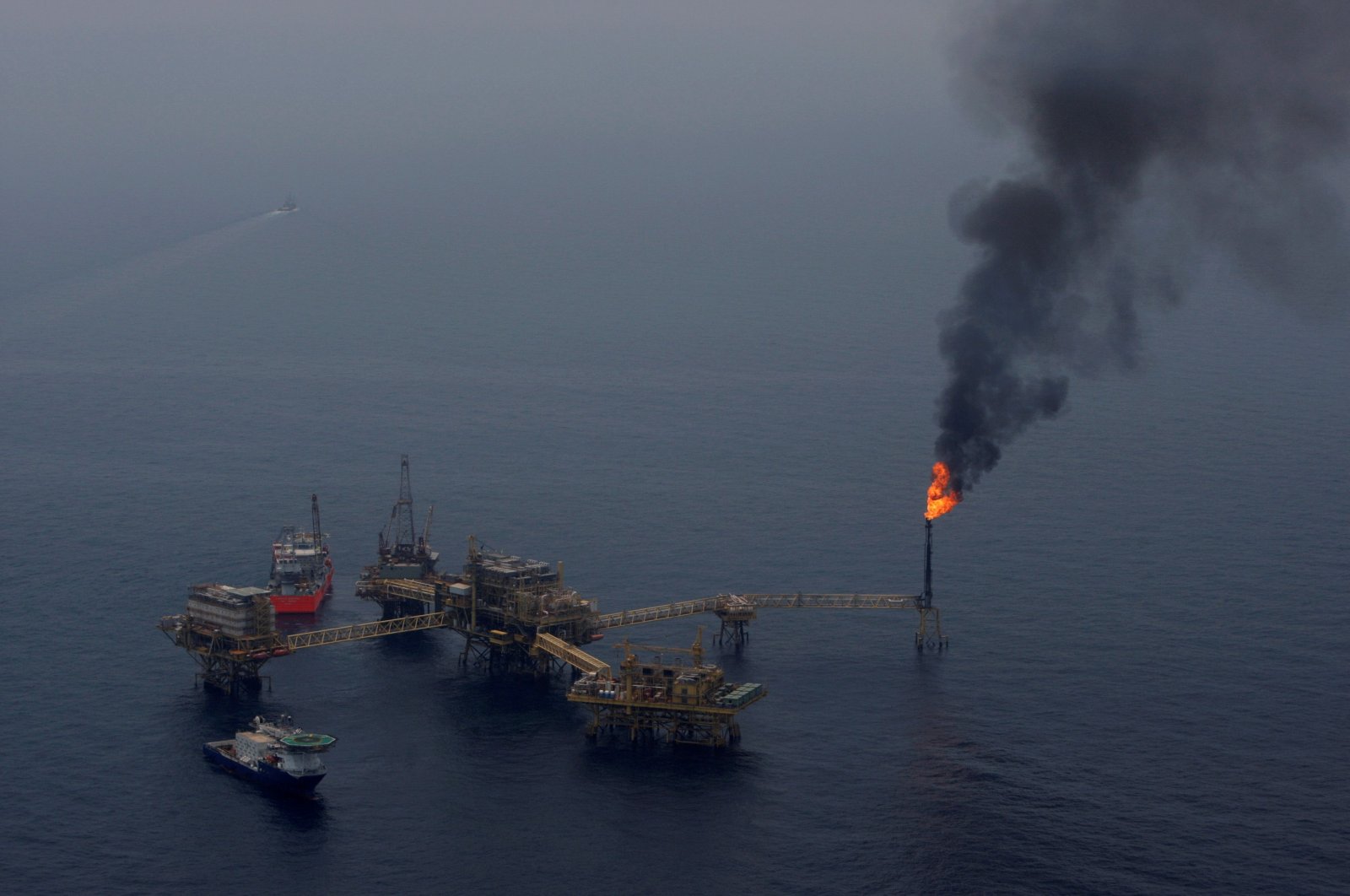 A fuel burner is seen at Mexico&#039;s state-run oil monopoly Pemex platform &quot;Ku Maloob Zaap&quot; in the northeast marine region in the Bay of Campeche in the Gulf of Mexico, April 19, 2013. (Reuters Photo)