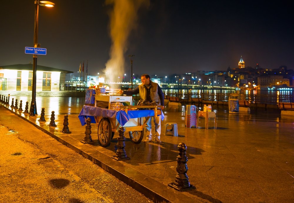 Турецкий уличный торговец продает жареную во фритюре рыбу в Аминёню, Стамбул, Турция, 22 октября 2014 г.  (фото на шаттерстоке)