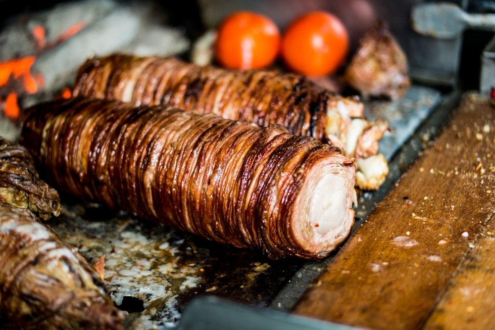 Kokorech de comida callejera turca hecho con intestinos de oveja.  (Foto de Shutterstock)