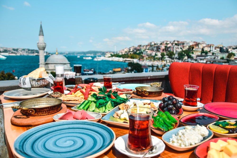 Minum teh di tepi laut dengan roti teh, zaitun, sayuran, Istanbul, Turki.  (Foto Shutterstock)