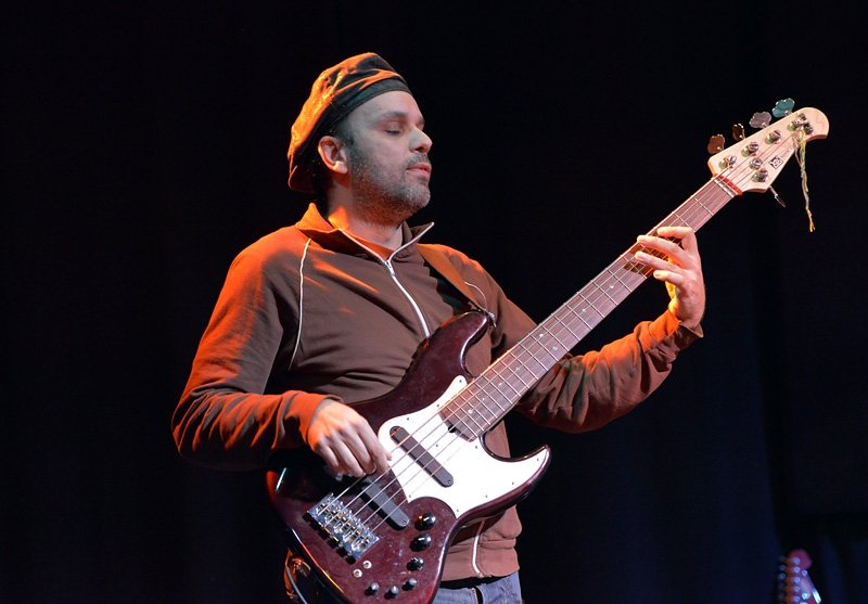 Filip Spaleny memainkan gitar bass di Festival Jazz Afyonkarahisar ke-22.  (Sumber dari festival)