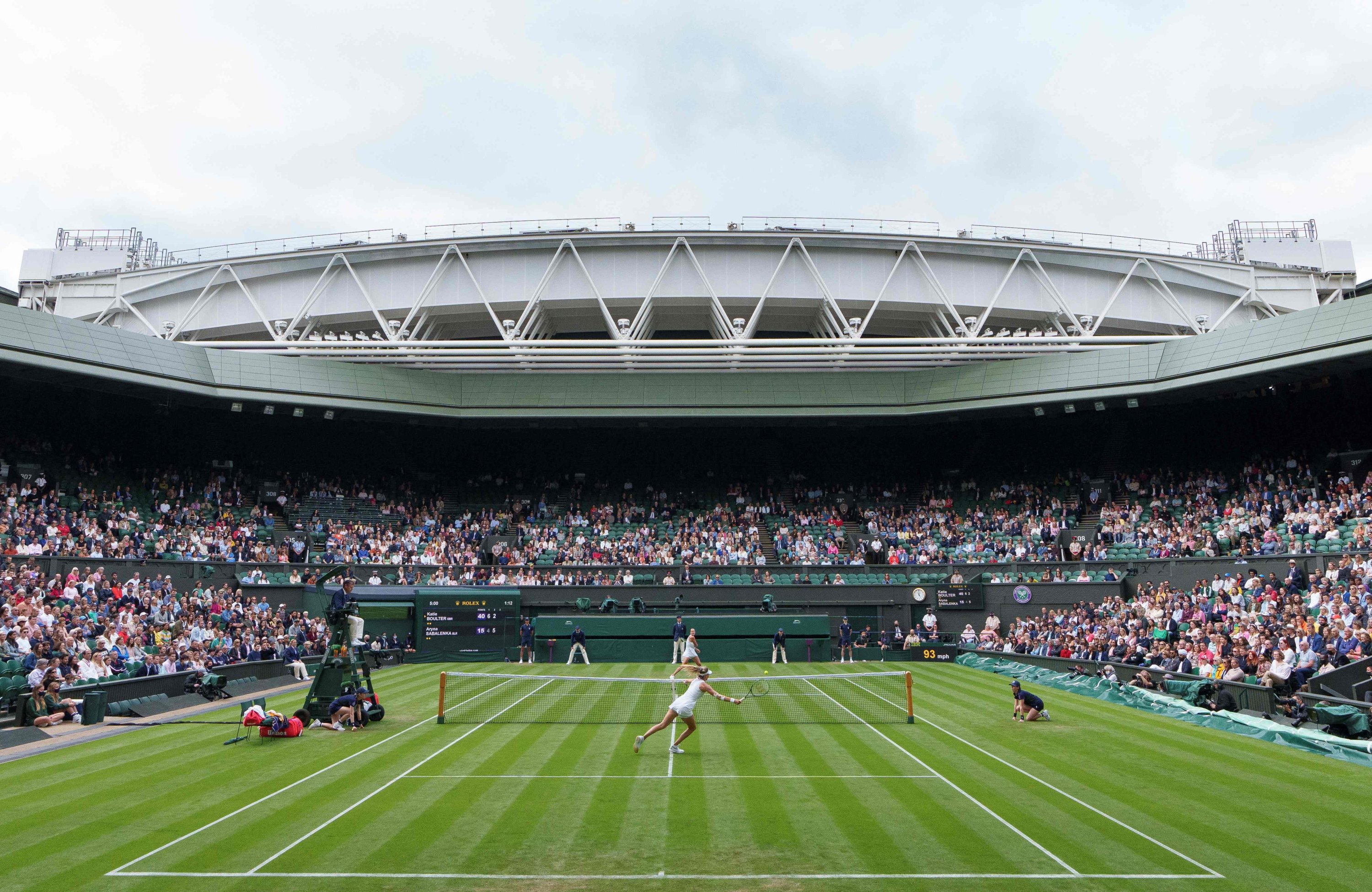 Pemandangan umum permainan di Centre Court selama Kejuaraan Wimbledon 2021, London, Inggris, 30 Juni 2021. (AFP Photo)