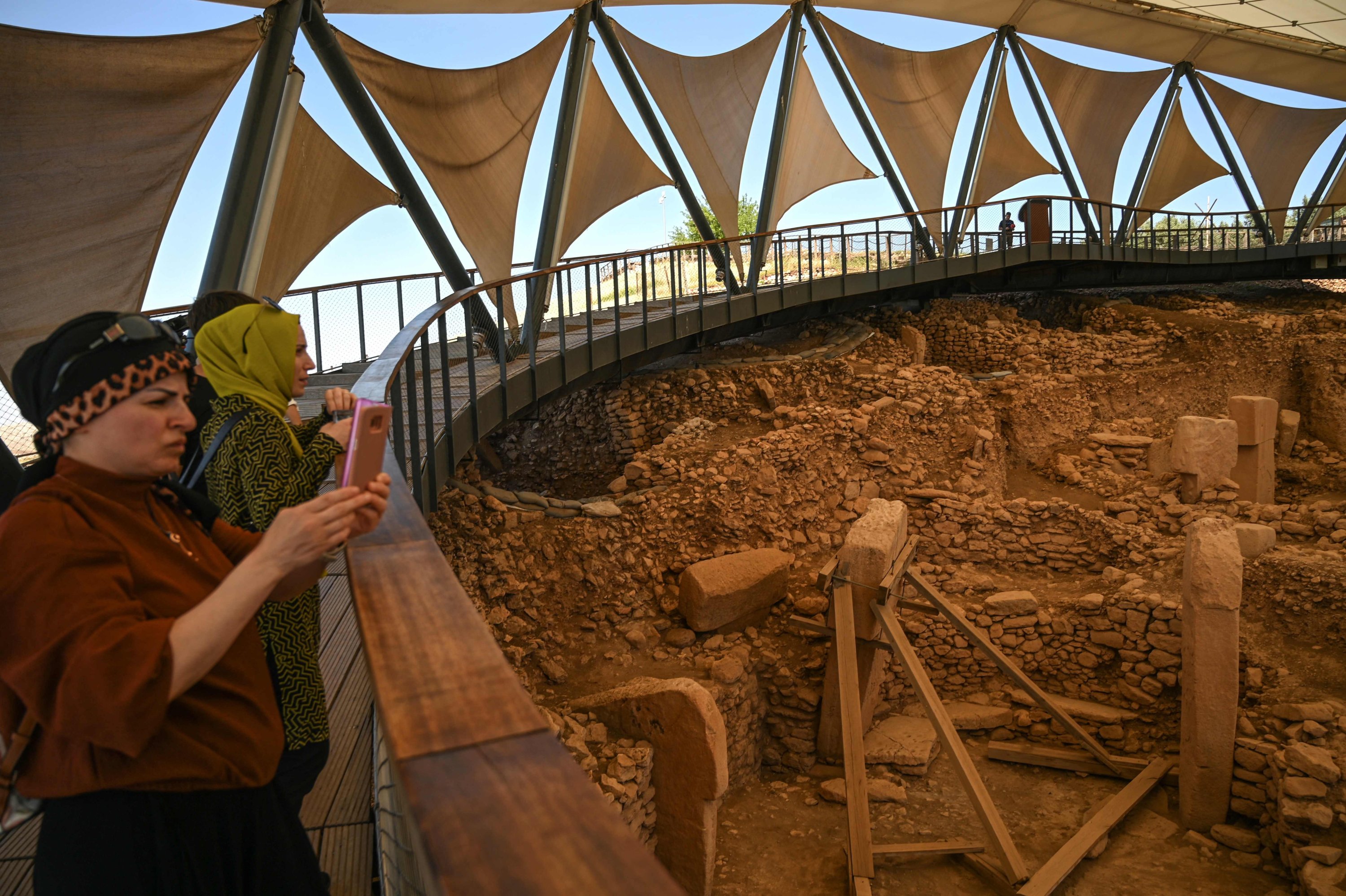 Pengunjung berfoto di situs arkeologi Göbeklitepe di anlıurfa, Turki, 18 Mei 2022. (AFP Photo) 