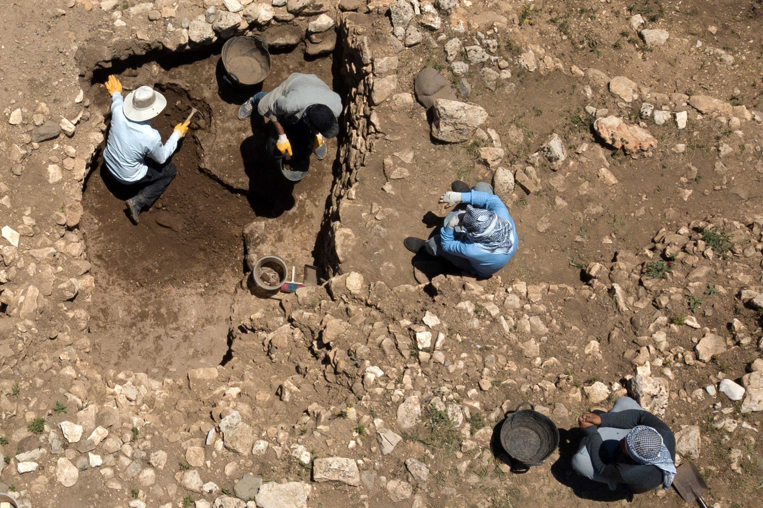Foto udara ini menunjukkan para arkeolog dan pekerja di situs arkeologi Göbeklitepe di anlıurfa, Turki, 18 Mei 2022. (AFP Photo) 