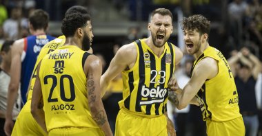 Fenerbahçe players celebrate a point against Anadolu Efes in the Basketball Süper Lig playoff finals, Istanbul, Turkey, June 9, 2022. (AA Photo)
