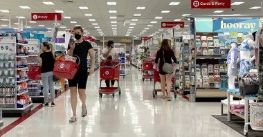 Customers shop at a store in San Rafael, California, U.S., June 8, 2022. (AFP photo)