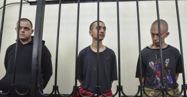 British citizens Aiden Aslin (L) and Shaun Pinner (R), and Moroccan Saaudun Brahim (C) attend a sentencing hearing at the Supreme Court of the self-proclaimed Donetsk People&#039;s Republic (DPR) in Donetsk, eastern Ukraine, June 9, 2022 (issued June 10, 2022). (EPA Photo)