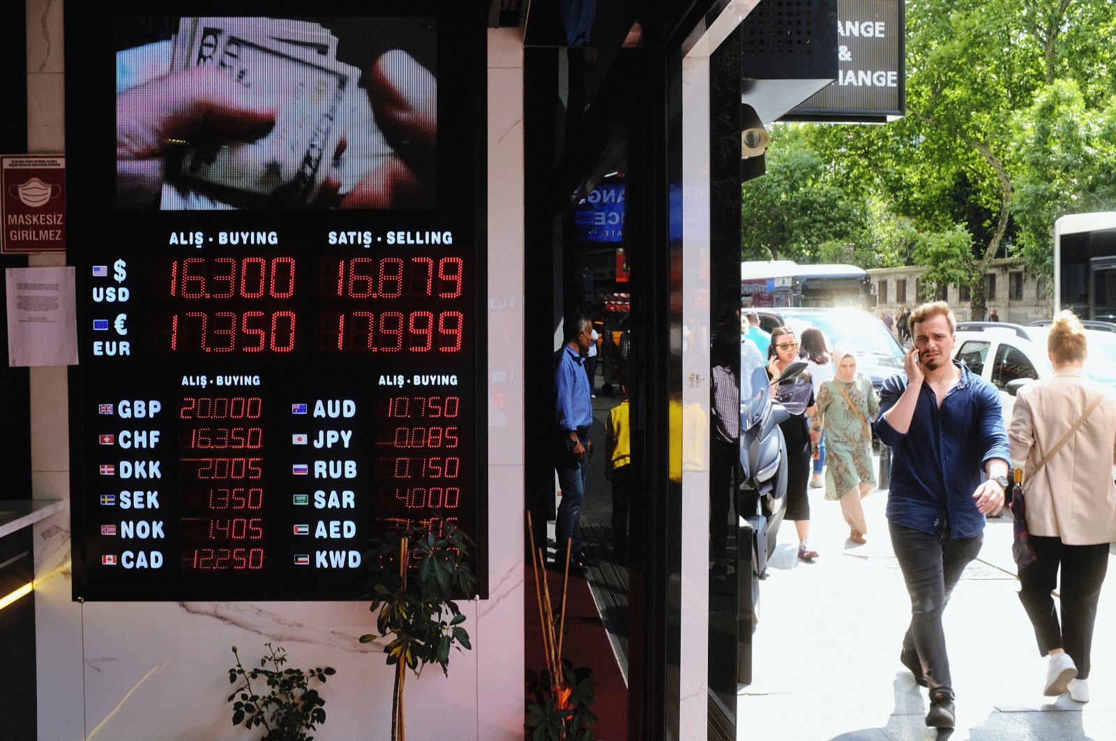 People pass by an exchange office in Istanbul, Turkey, June 7, 2022. (Reuters Photo)