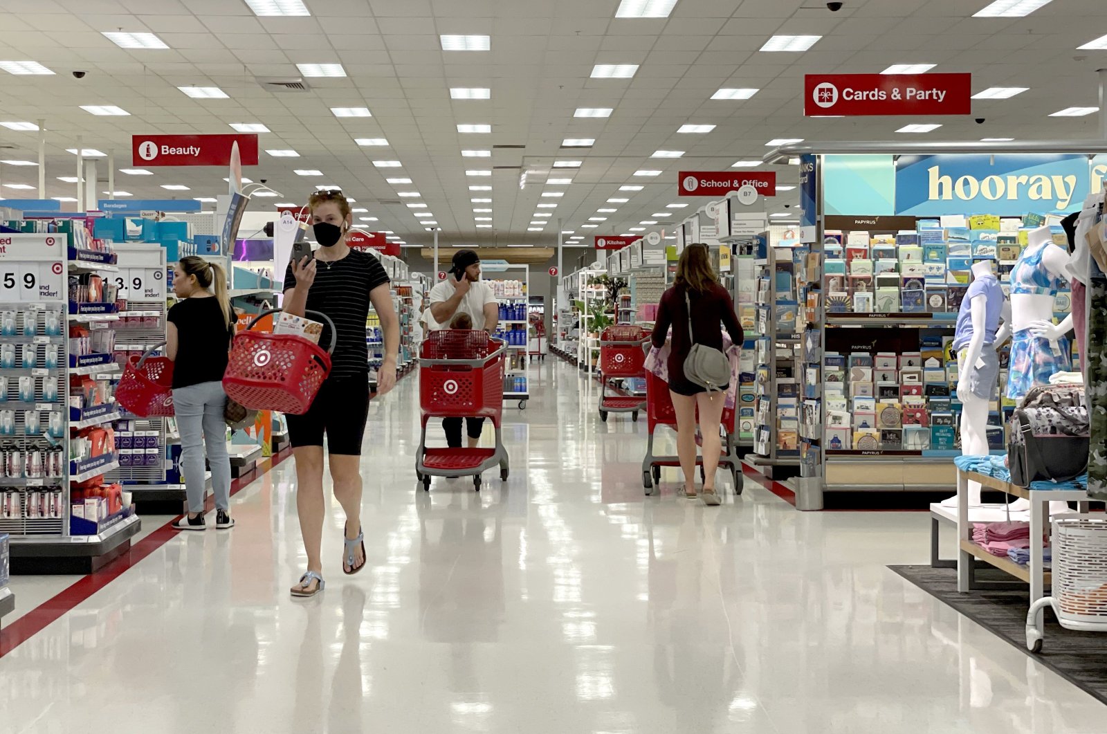 Customers shop at a store in San Rafael, California, U.S., June 8, 2022. (AFP photo)