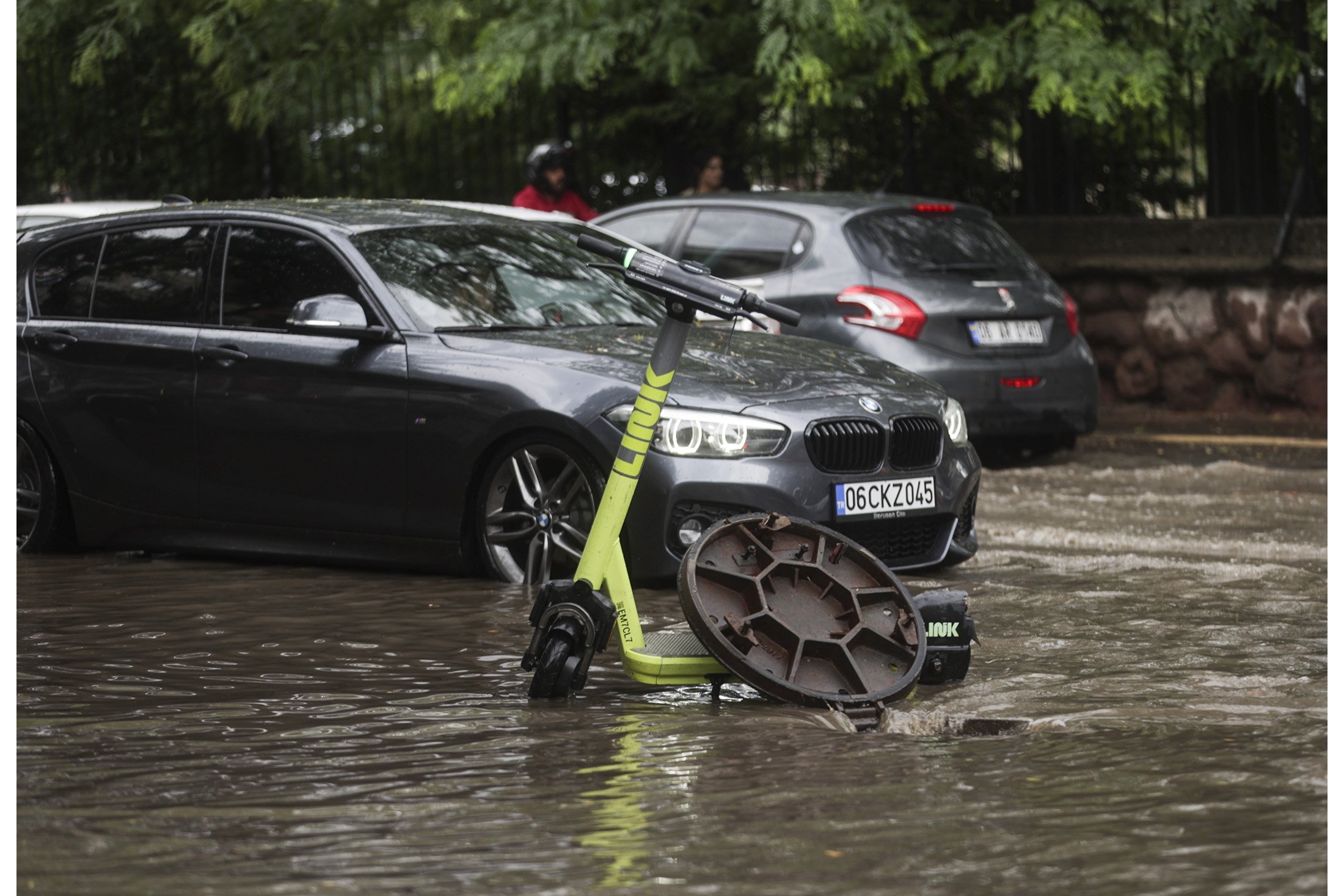 11 Haziran 2022'de Ankara'da sel basan yollarda araçlar zor anlar yaşıyor.  (AA fotoğrafı)