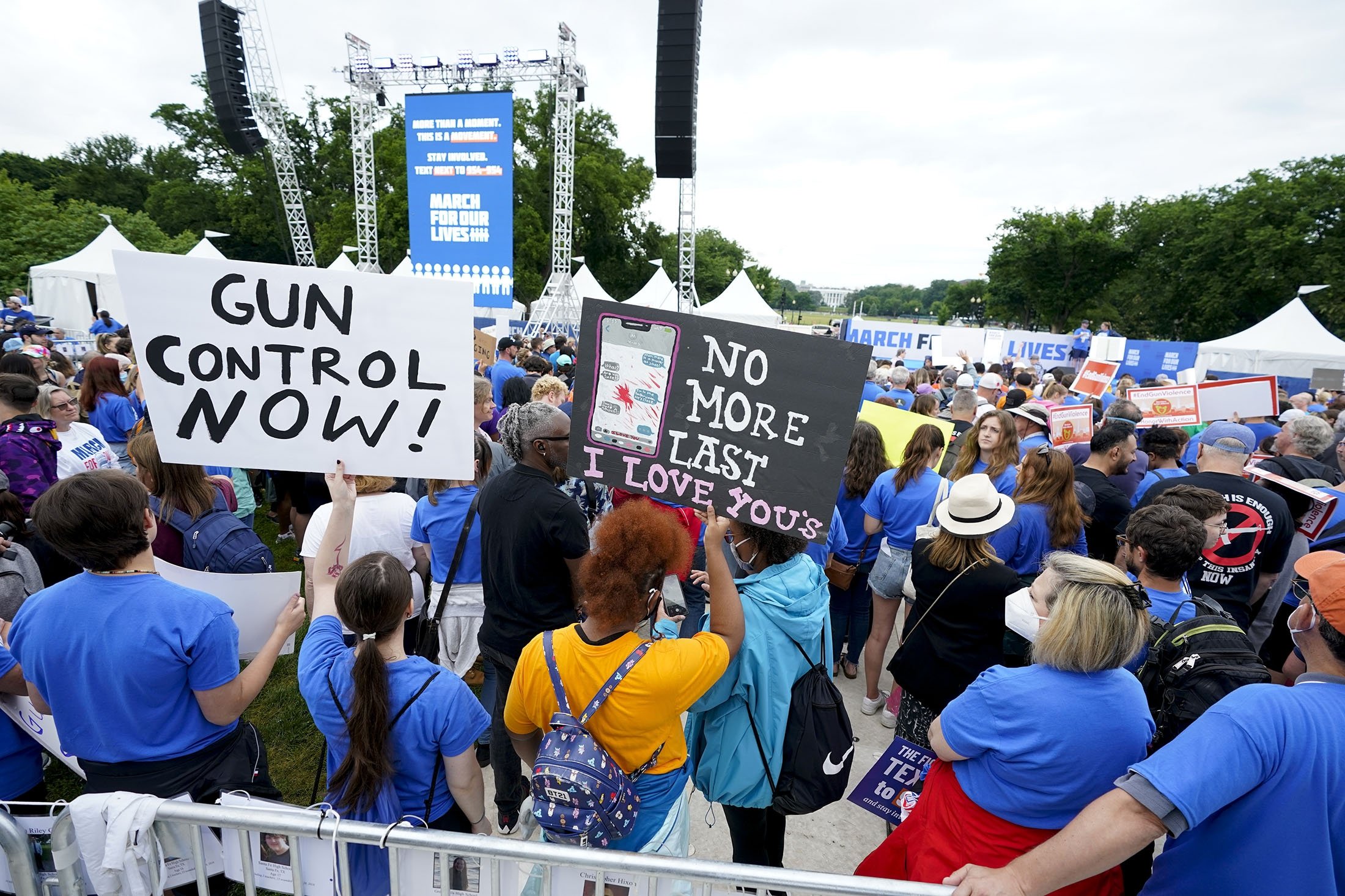 Orang-orang tiba untuk menghadiri reli kedua March for Our Lives untuk mendukung pengendalian senjata di depan Monumen Washington, di Washington, AS, 11 Juni 2022. (AP Photo)