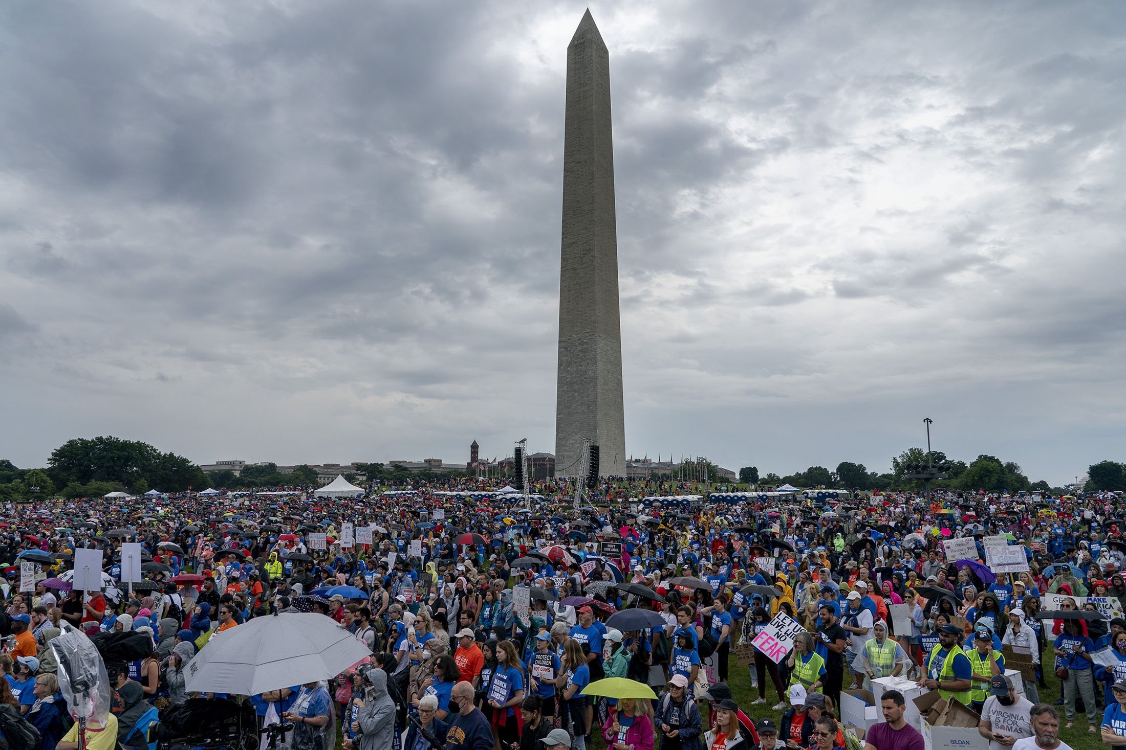 Orang-orang berpartisipasi dalam unjuk rasa March for Our Lives kedua untuk mendukung pengendalian senjata di depan Monumen Washington, di Washington, AS, 11 Juni 2022. (AP Photo)