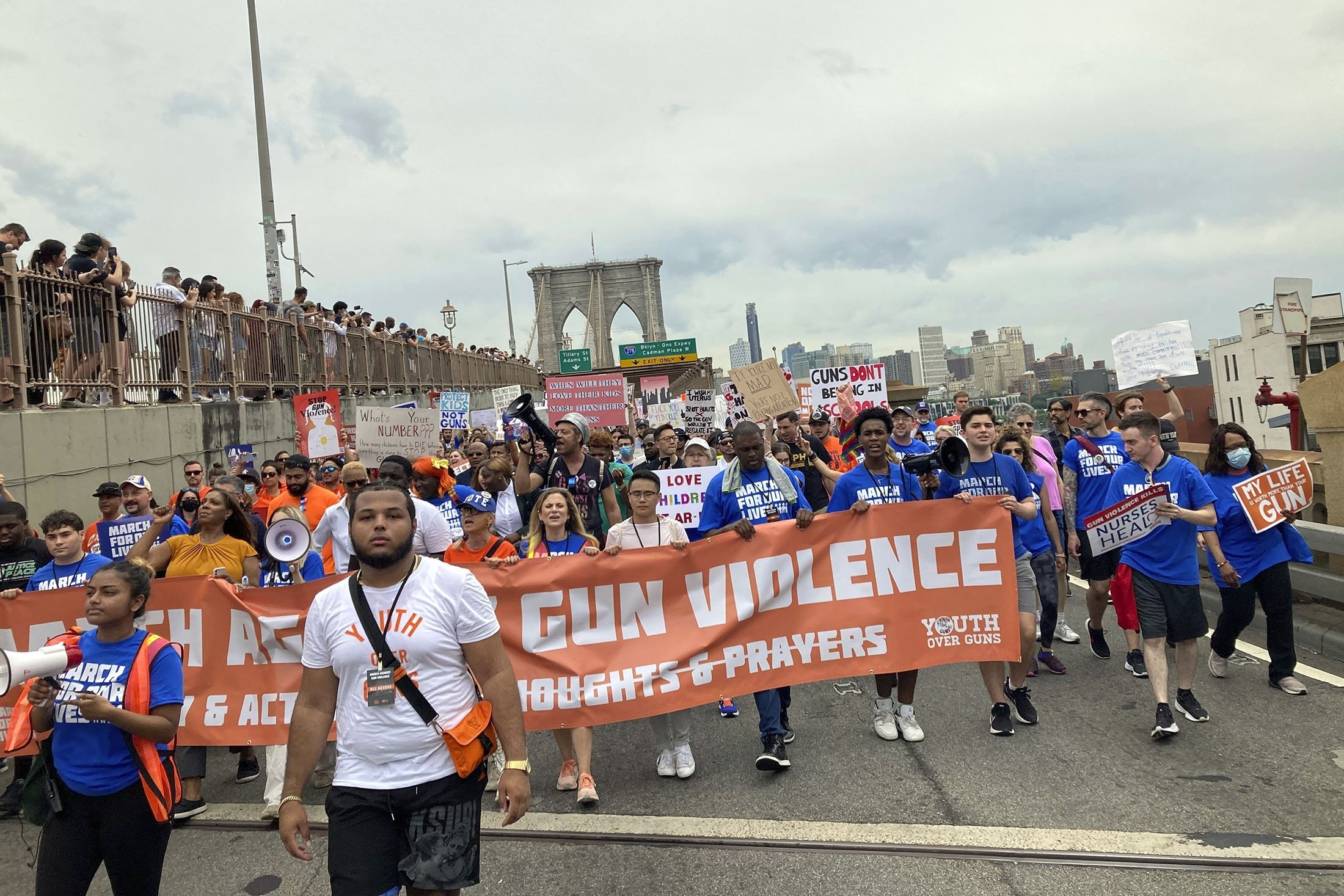 Demonstran menyerukan kontrol senjata berbaris melintasi Jembatan Brooklyn, di New York, AS, 11 Juni 2022. (AP Photo)