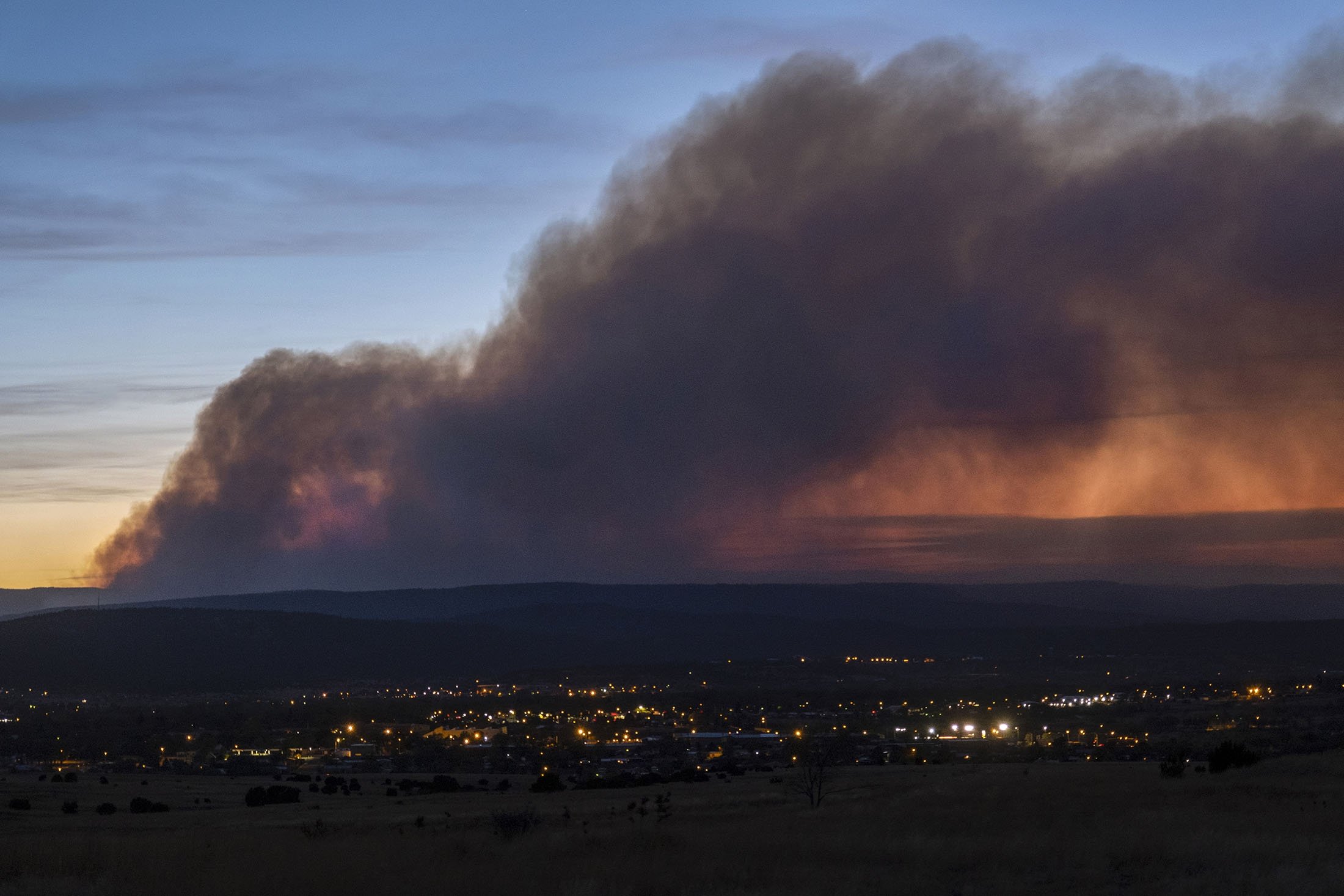 Asap dari Calf Canyon Hermit Peak Fire melayang di atas Las Vegas, New Mexico, AS, 7 Mei 2022. (AP Photo)