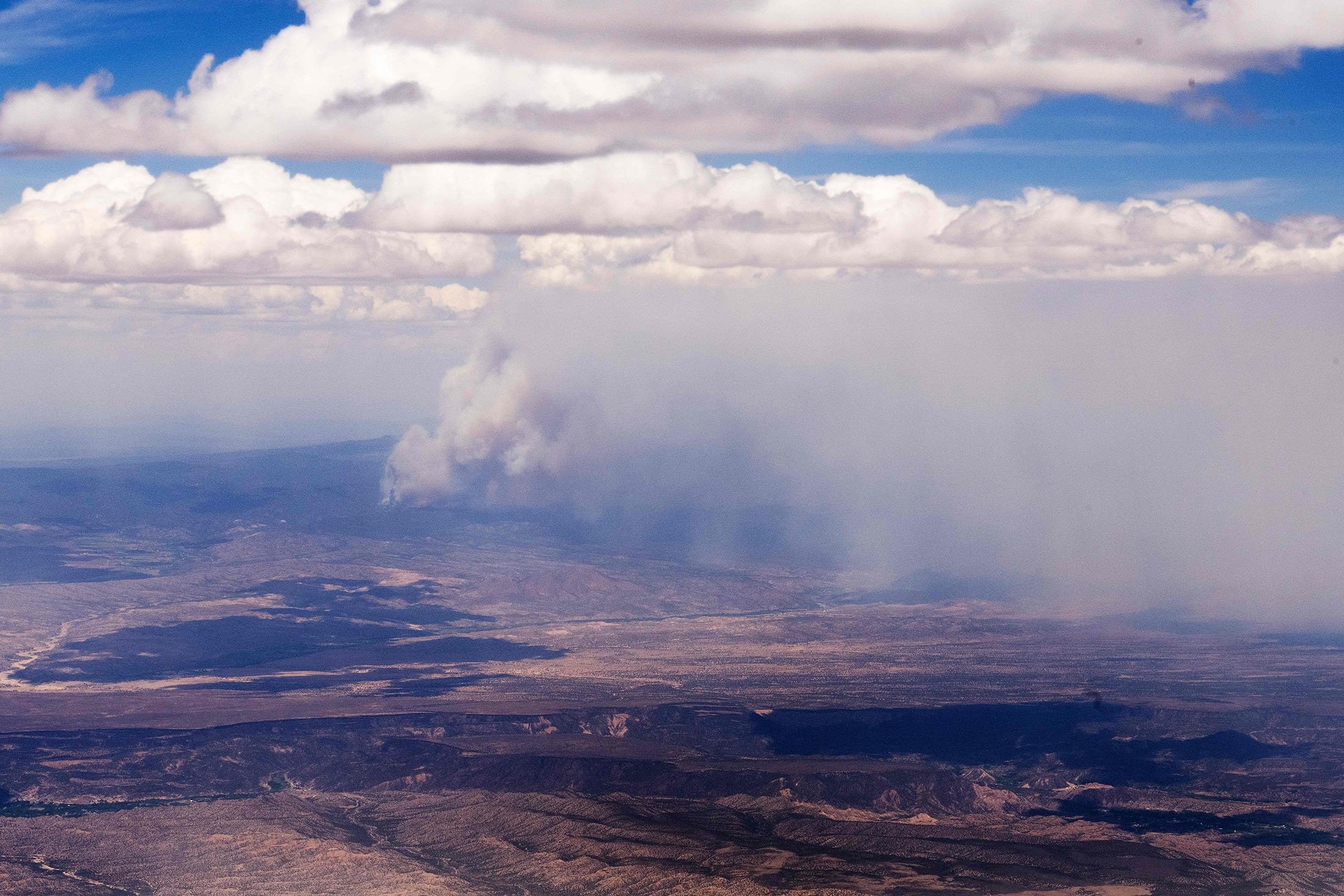 Air Force One, dengan Presiden AS Joe Biden, terbang di atas kebakaran hutan, di New Mexico, AS, 11 Juni 2022. (AFP Photo)