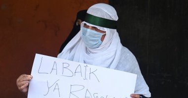 A Kashmiri woman shouts Islamic slogans and holds a placard during a protest against India&#039;s Bharatiya Janata Party former spokesperson Nupur Sharma over her remarks about Prophet Muhammad, Srinagar, India-administered Kashmir, June 11, 2022. (AFP Photo)