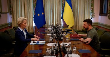 Ukrainian President Volodymyr Zelenskyy (R) and European Commission President Ursula von der Layen attend a meeting as Russia's attack on Ukraine continues, Kyiv, Ukraine, June 11, 2022. (Reuters Photo)