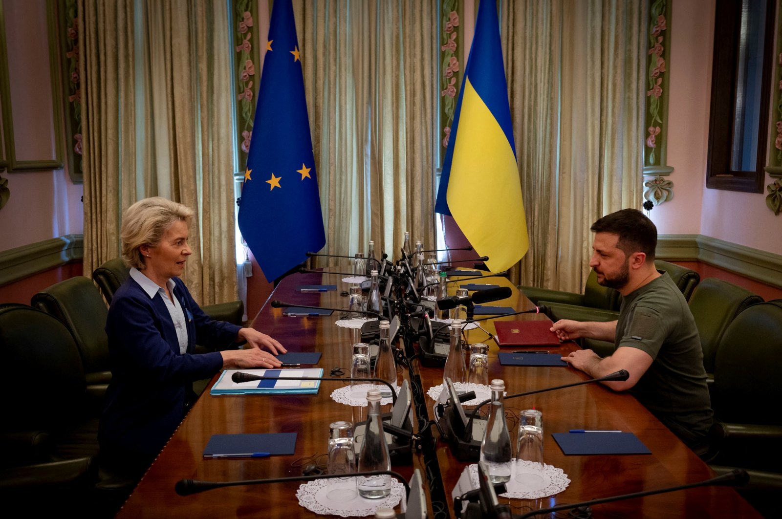 Ukrainian President Volodymyr Zelenskyy (R) and European Commission President Ursula von der Layen attend a meeting as Russia&#039;s attack on Ukraine continues, Kyiv, Ukraine, June 11, 2022. (Reuters Photo)