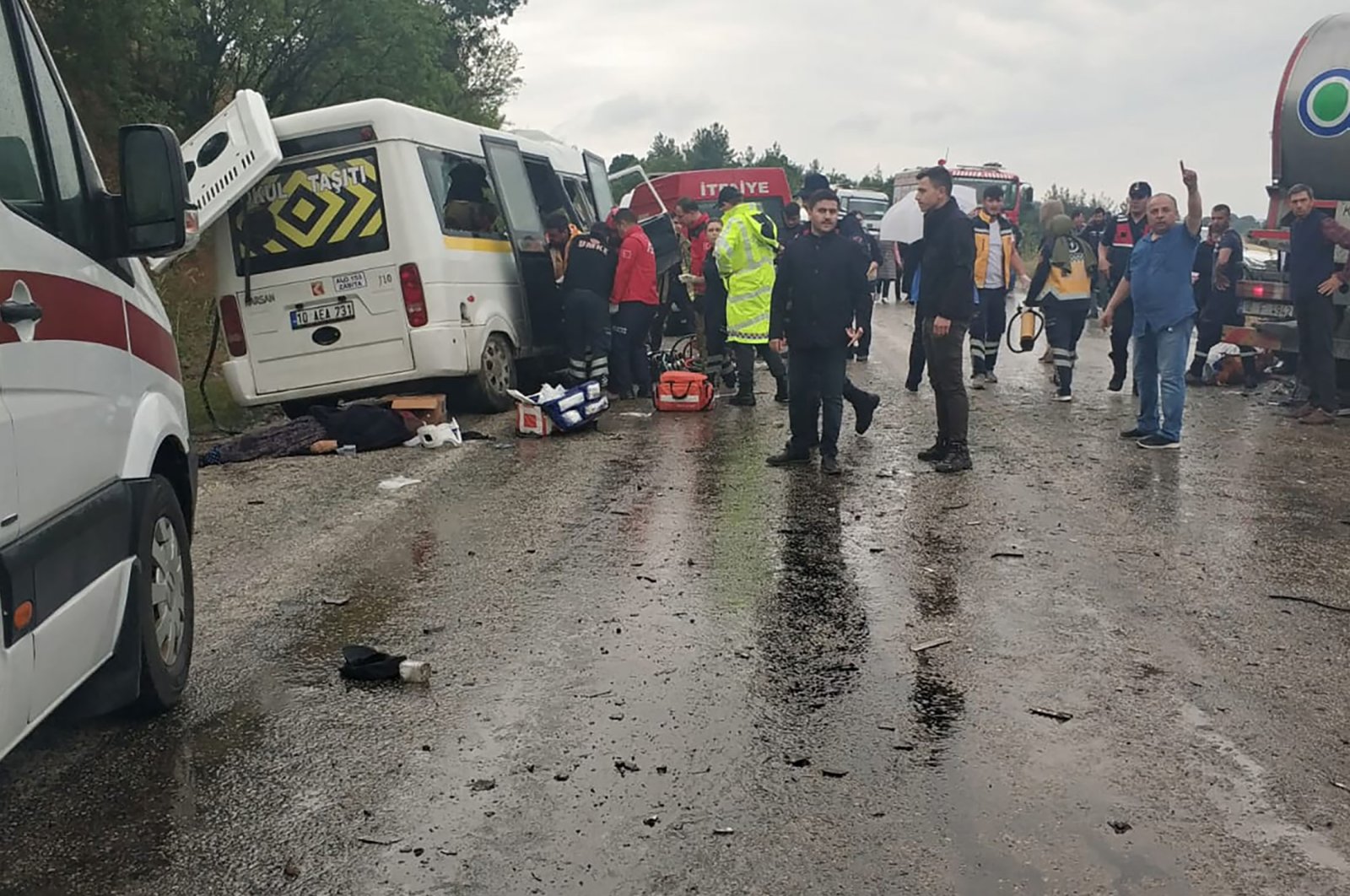 Minibus dalam perjalanan ke pernikahan bertabrakan dengan truk yang menewaskan 8 orang, melukai 10