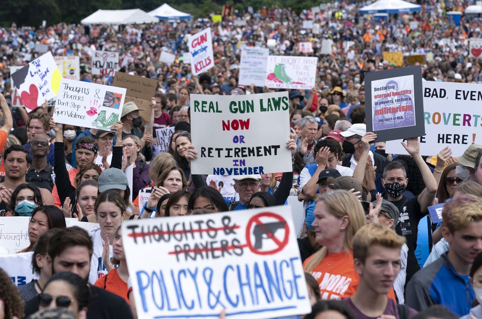 ‘Cukup sudah’: Ribuan orang di seluruh AS menuntut tindakan terhadap senjata