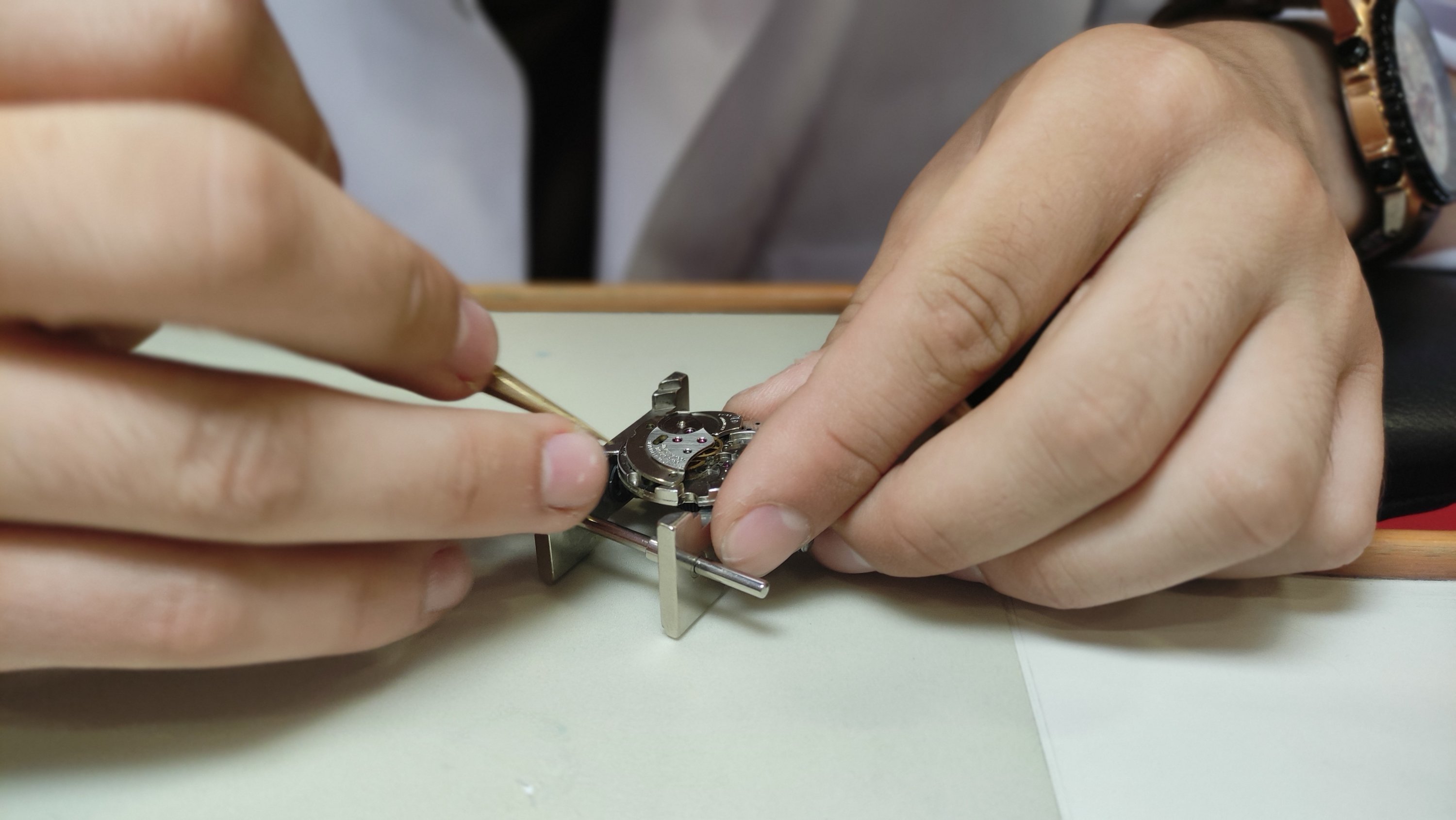 Seorang siswa SMA sedang mengerjakan jam tangan, Bursa, Turki, 12 Juni 2022. (Foto IHA)