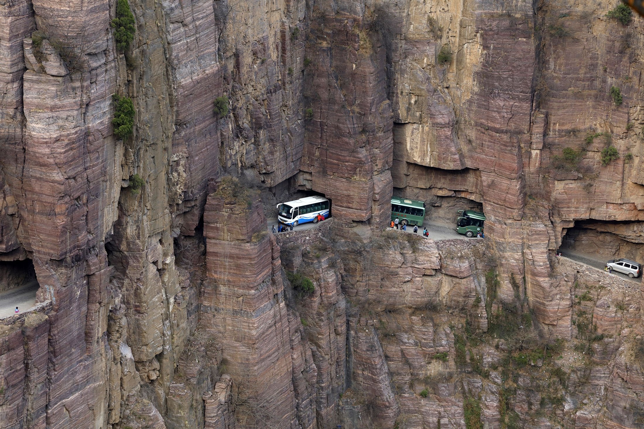 Diukir sepanjang dan melalui lereng gunung di Cina, terowongan Guoliang menghubungkan desa Guoliang ke luar melalui Pegunungan Taihang, yang terletak di Huixian, Xinxiang, Provinsi Henan Cina.  (Foto Shutterstock)