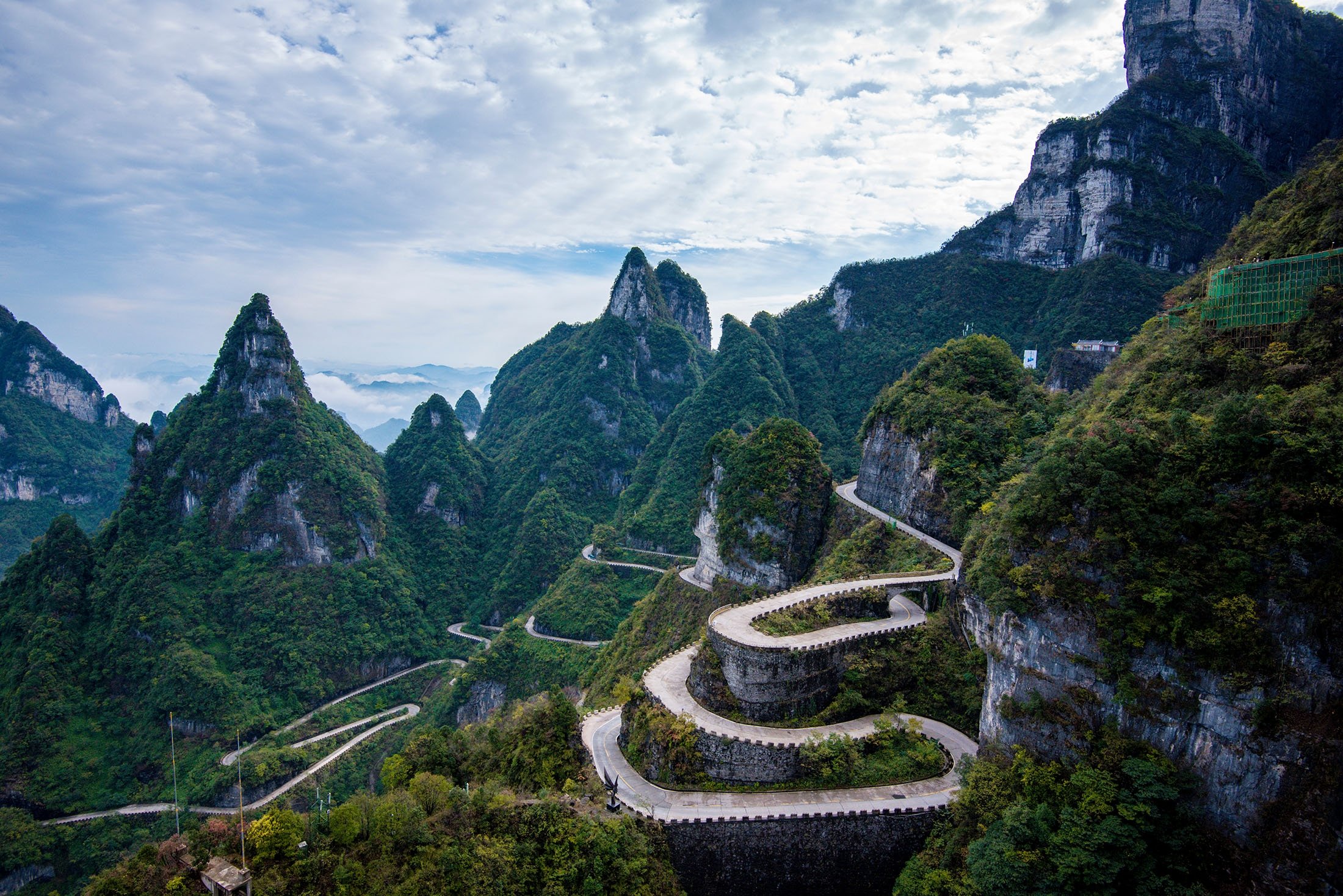 Gunung Tianmen, yang berarti Gerbang Surga, adalah tempat yang indah di Zhangjiajie, di bagian barat laut Provinsi Hunan, Cina dengan 99 jalan berliku dan 999 anak tangga.  (Foto Shutterstock)