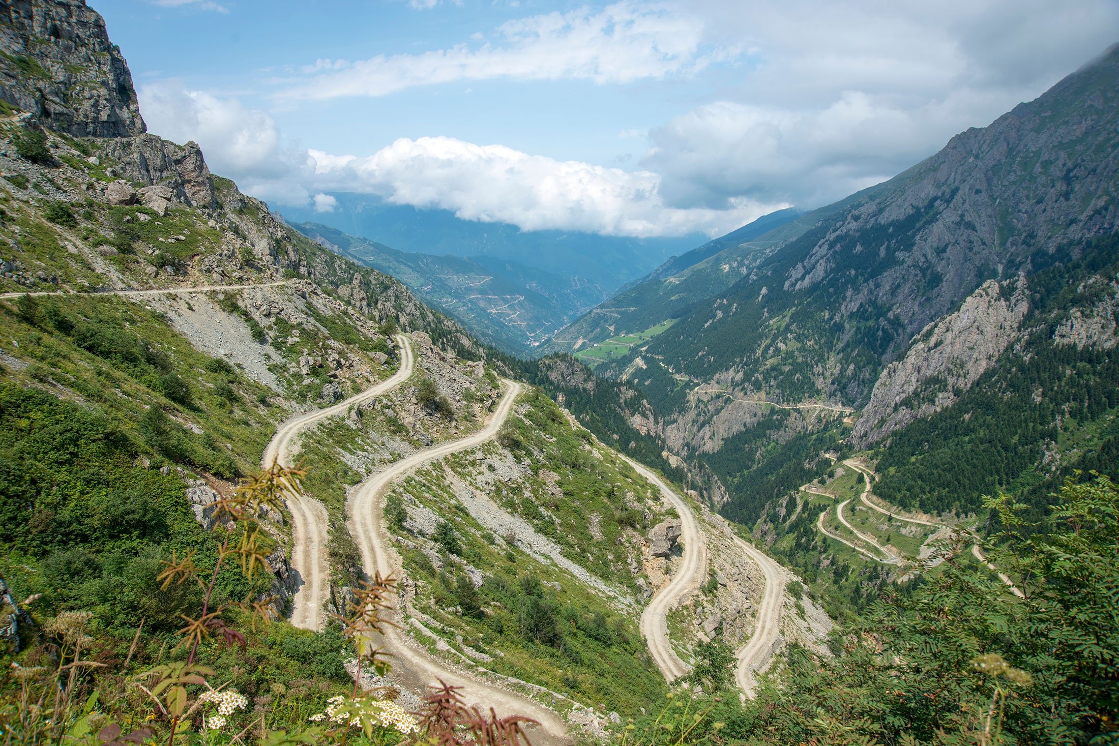 Melintasi Pegunungan Soğanlı antara pedalaman Bayburt dan provinsi pesisir Trabzon, Derebaşı Bends memiliki 13 tikungan tajam, yang dikatakan tidak mungkin ditangani dalam satu manuver.  (Foto Shutterstock)