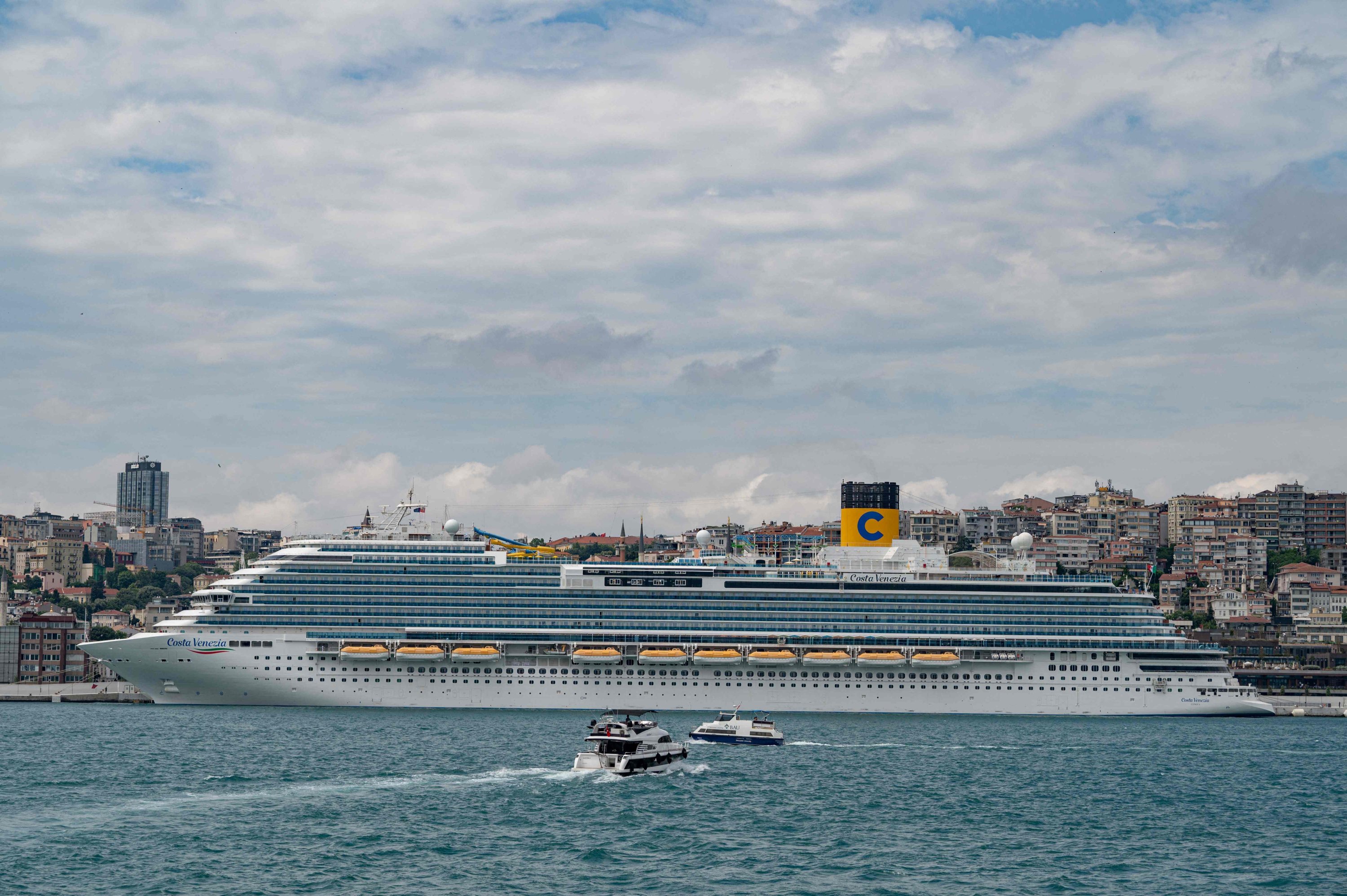Kapal pesiar Costa Venezia ditambatkan di Galataport di Istanbul, Turki, 6 Juni 2022. (AFP Photo)